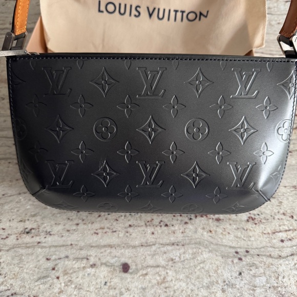 LOUIS VUITTON | Vintage metallic gray leather monogram shoulder bag - Picture 4 of 13